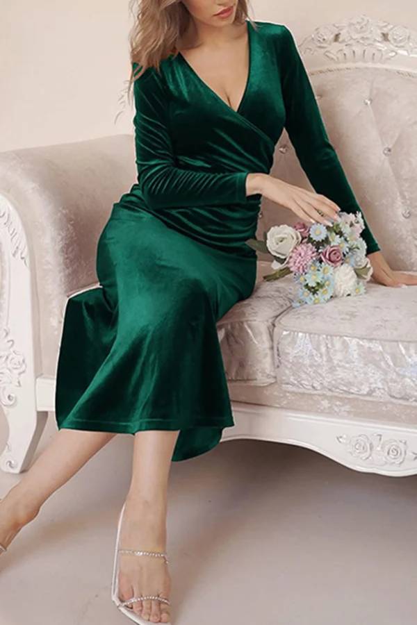Beautifully Finished Dress in a Timeless Design