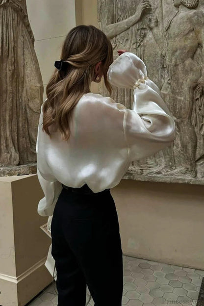 Well Tailored Blouse with a Graceful Silhouette