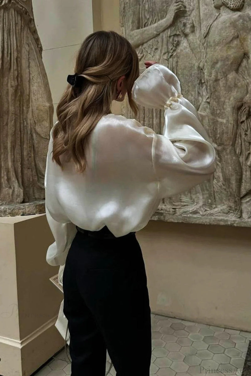 Well Tailored Blouse with a Graceful Silhouette