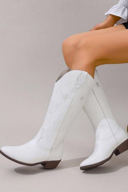 Effortlessly Elegant Boots with a Timeless Design