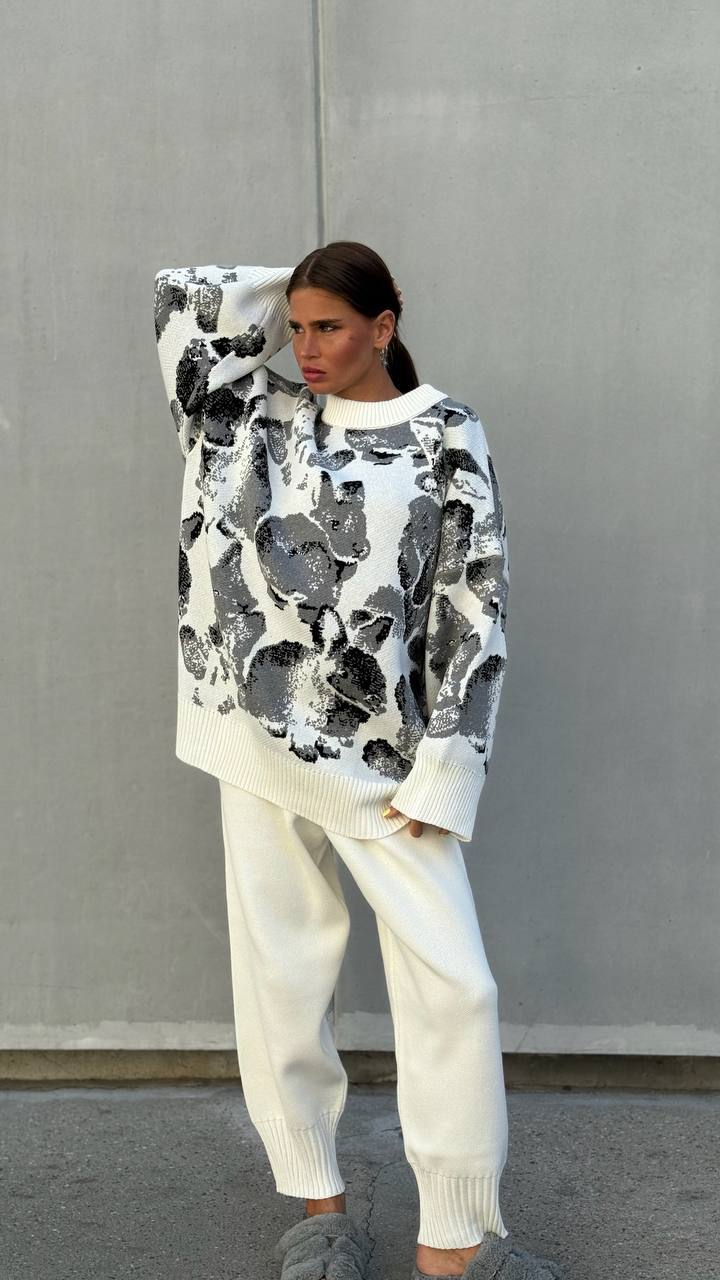 Classic Vintage Sweater with a Flattering Fit