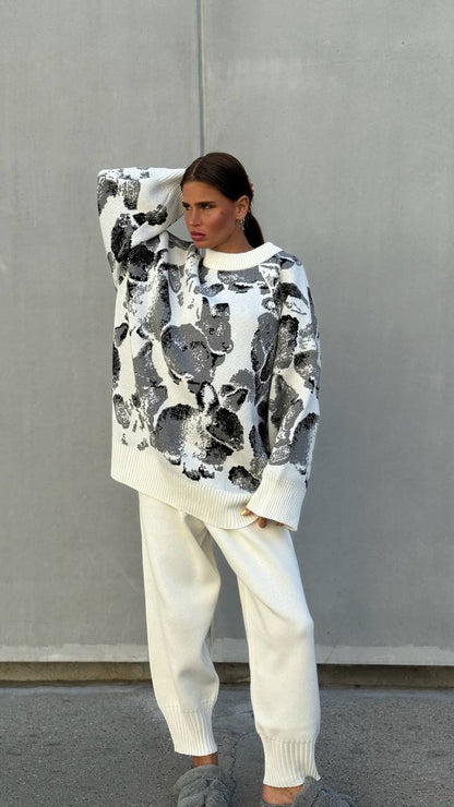 Classic Vintage Sweater with a Flattering Fit