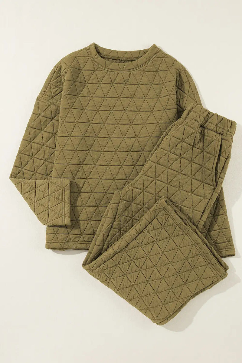 Classic Vintage Pullover with a Flattering Fit