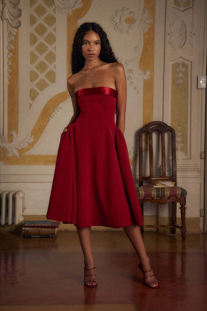Well Tailored Dress with a Graceful Silhouette