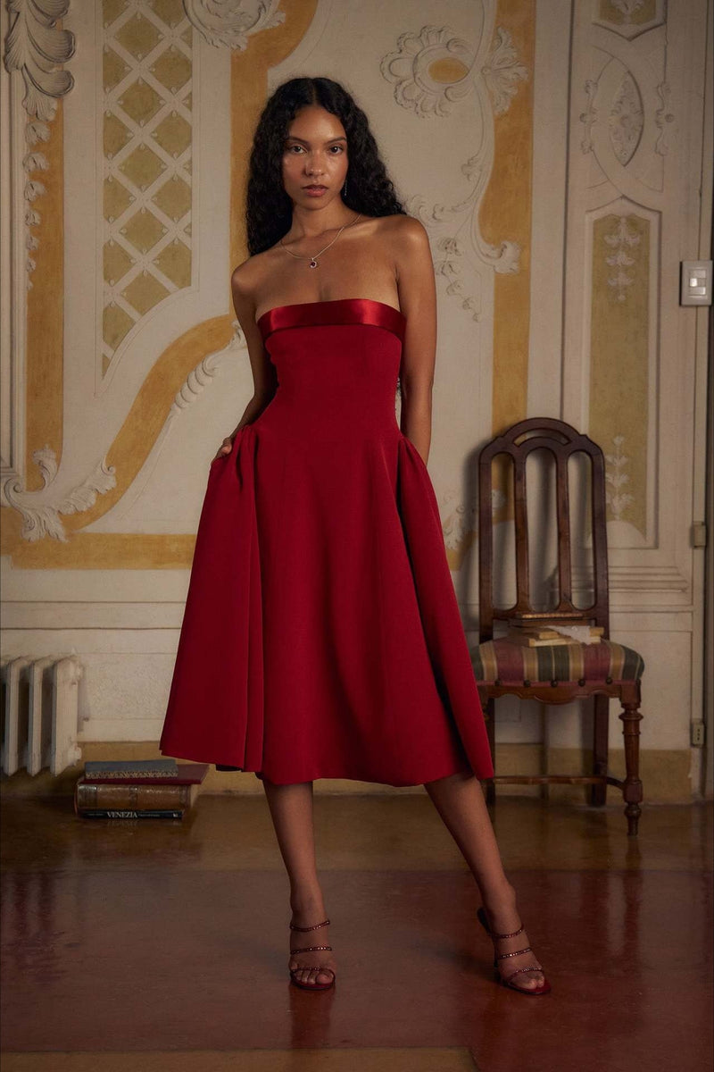 Well Tailored Dress with a Graceful Silhouette