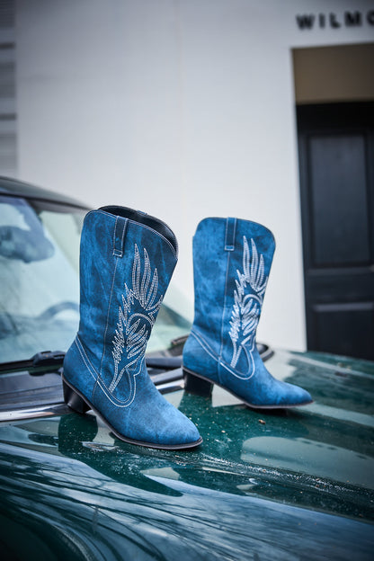 Effortlessly Elegant Boots with a Timeless Design