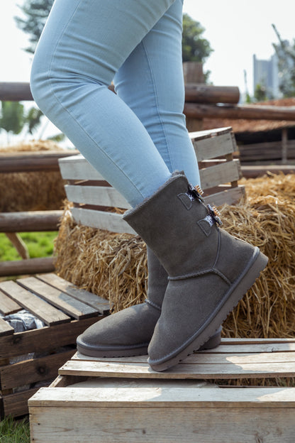 Effortlessly Elegant Boots with a Timeless Design