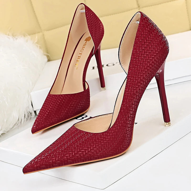 Effortlessly Elegant Heels with a Timeless Design