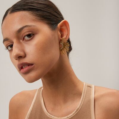 Sophisticated Garment with a Clean Classic Look