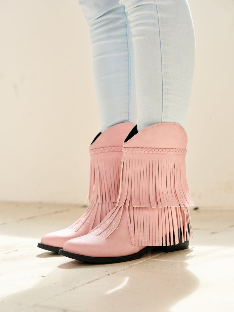 Well Tailored Boots with a Graceful Silhouette