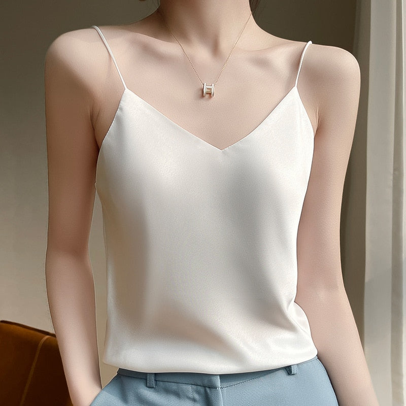 Well Tailored Top with a Graceful Silhouette