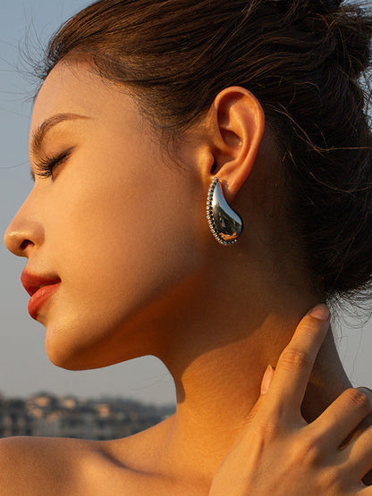 Effortlessly Elegant Garment with a Timeless Design