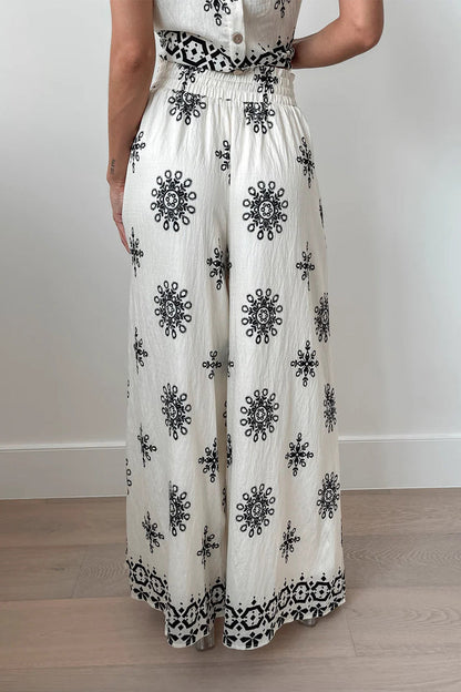 Effortlessly Elegant Garment with a Timeless Design