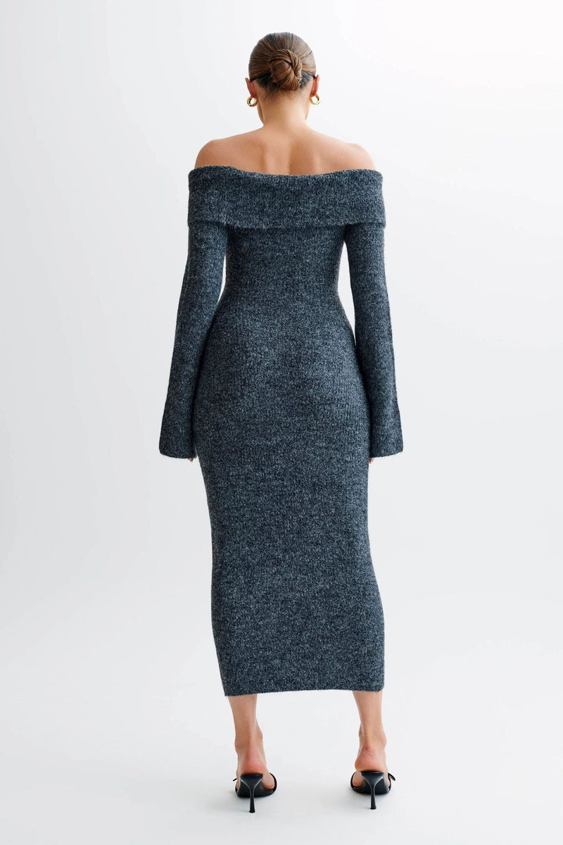 Well Tailored Sweater with a Graceful Silhouette