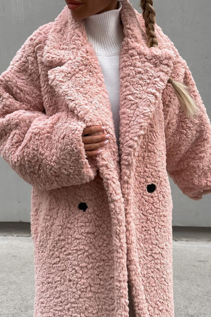 Well Tailored Coat with a Graceful Silhouette