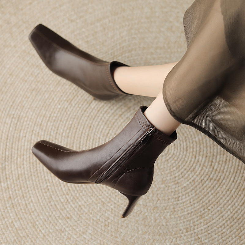 Effortlessly Elegant Boots with a Timeless Design