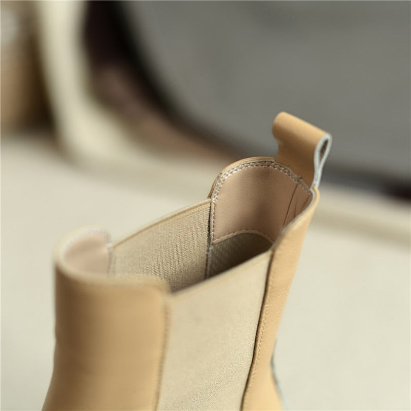 Effortlessly Elegant Boots with a Timeless Design
