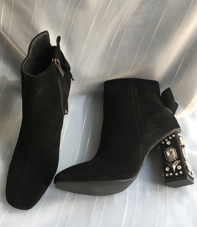 Effortlessly Elegant Heels with a Timeless Design