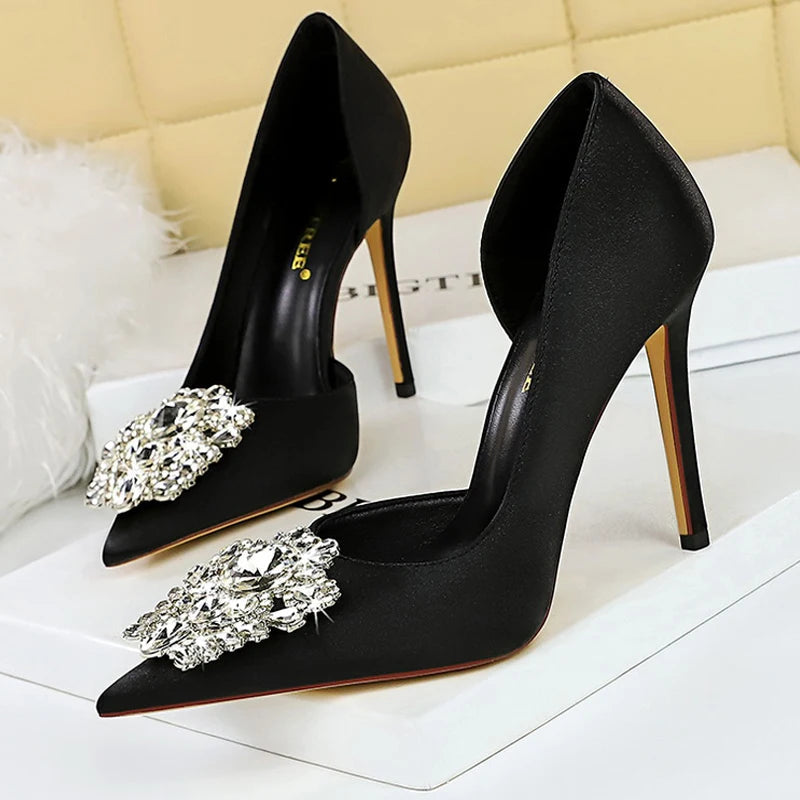 Effortlessly Elegant Heels with a Timeless Design