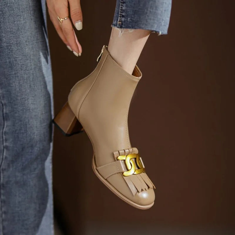 Effortlessly Elegant Boots with a Timeless Design
