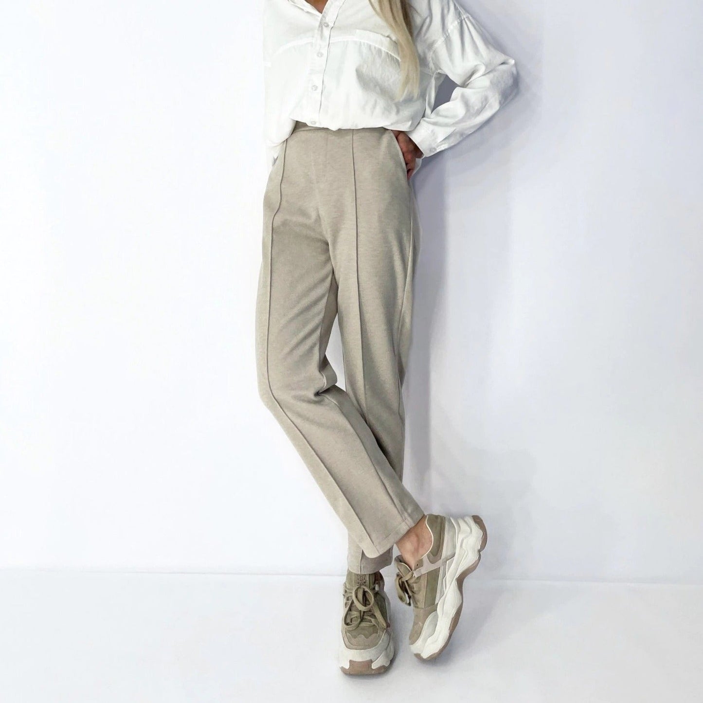 Effortlessly Elegant Pants with a Timeless Design