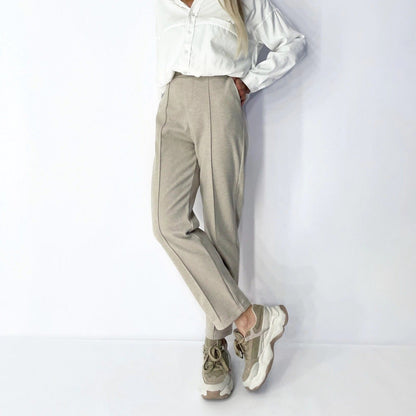 Effortlessly Elegant Pants with a Timeless Design