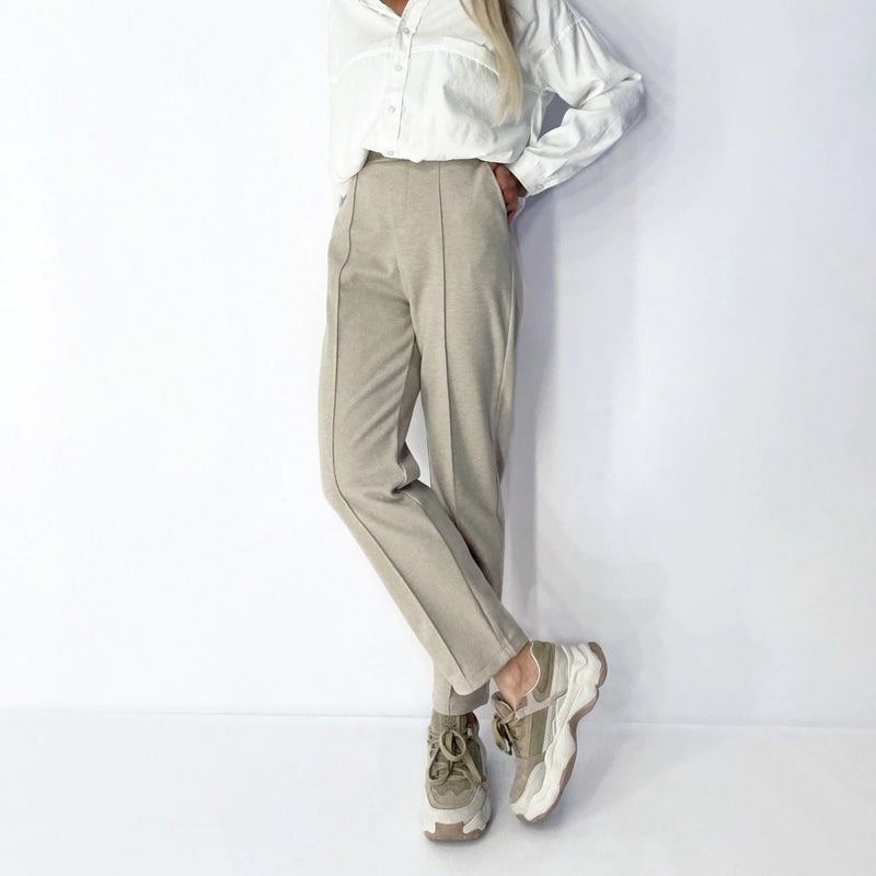 Effortlessly Elegant Pants with a Timeless Design
