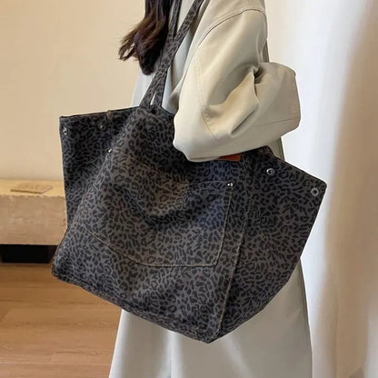 Gracefully Styled Bag for Any Occasion