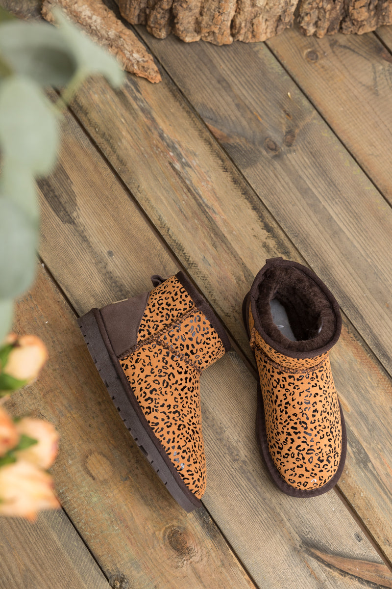 Effortlessly Elegant Boots with a Timeless Design