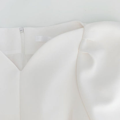 Well Tailored Dress with a Graceful Silhouette