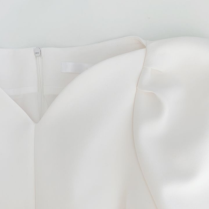 Well Tailored Dress with a Graceful Silhouette