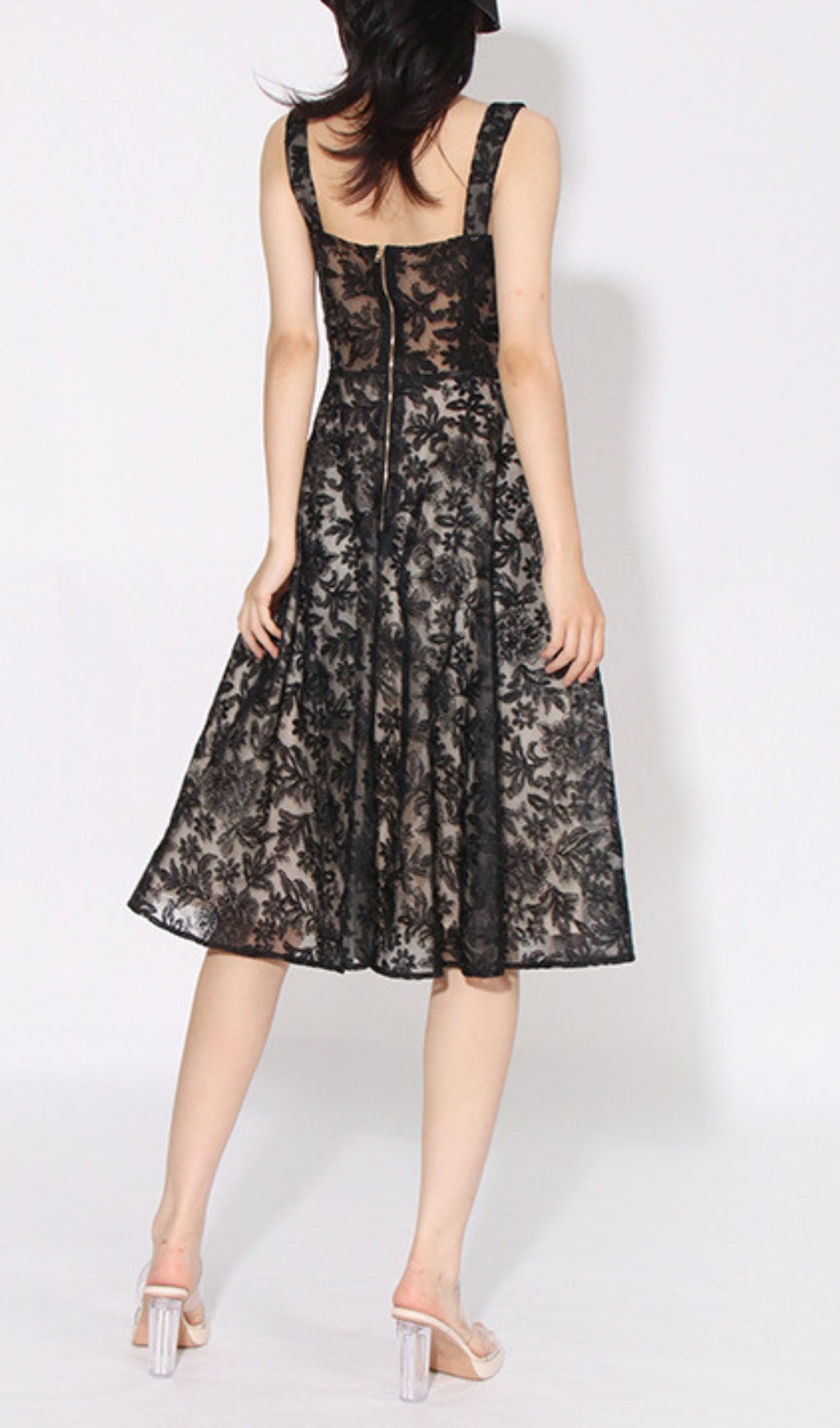 Effortlessly Elegant Dress with a Timeless Design