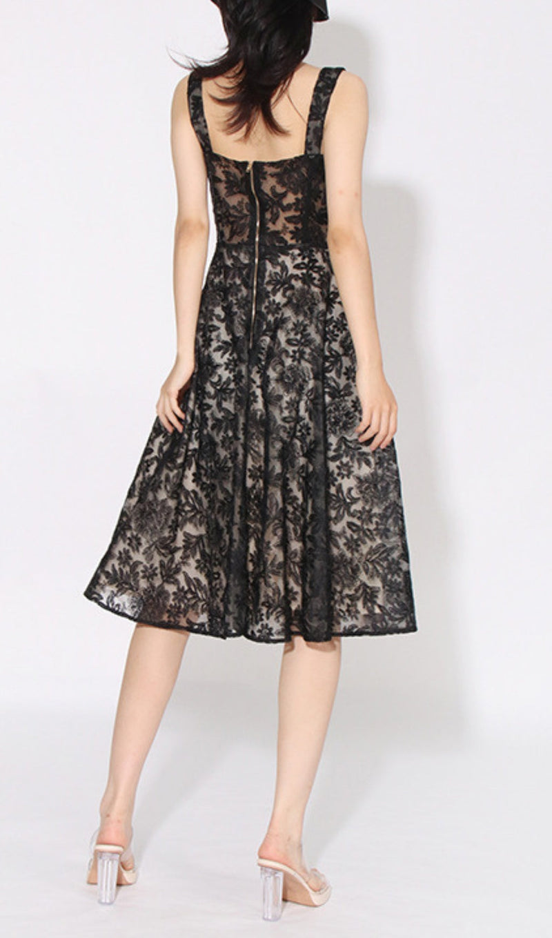 Effortlessly Elegant Dress with a Timeless Design