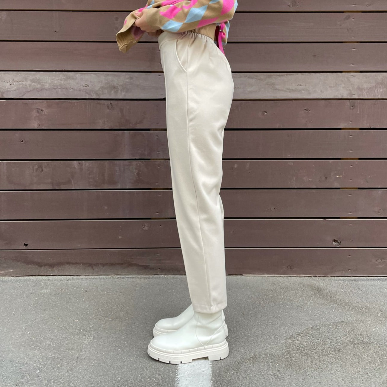 Effortlessly Elegant Pants with a Timeless Design