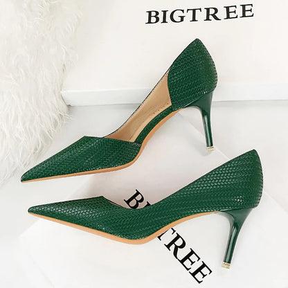 Effortlessly Elegant Heels with a Timeless Design