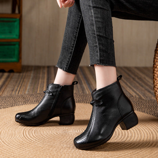 Effortlessly Elegant Boots with a Timeless Design