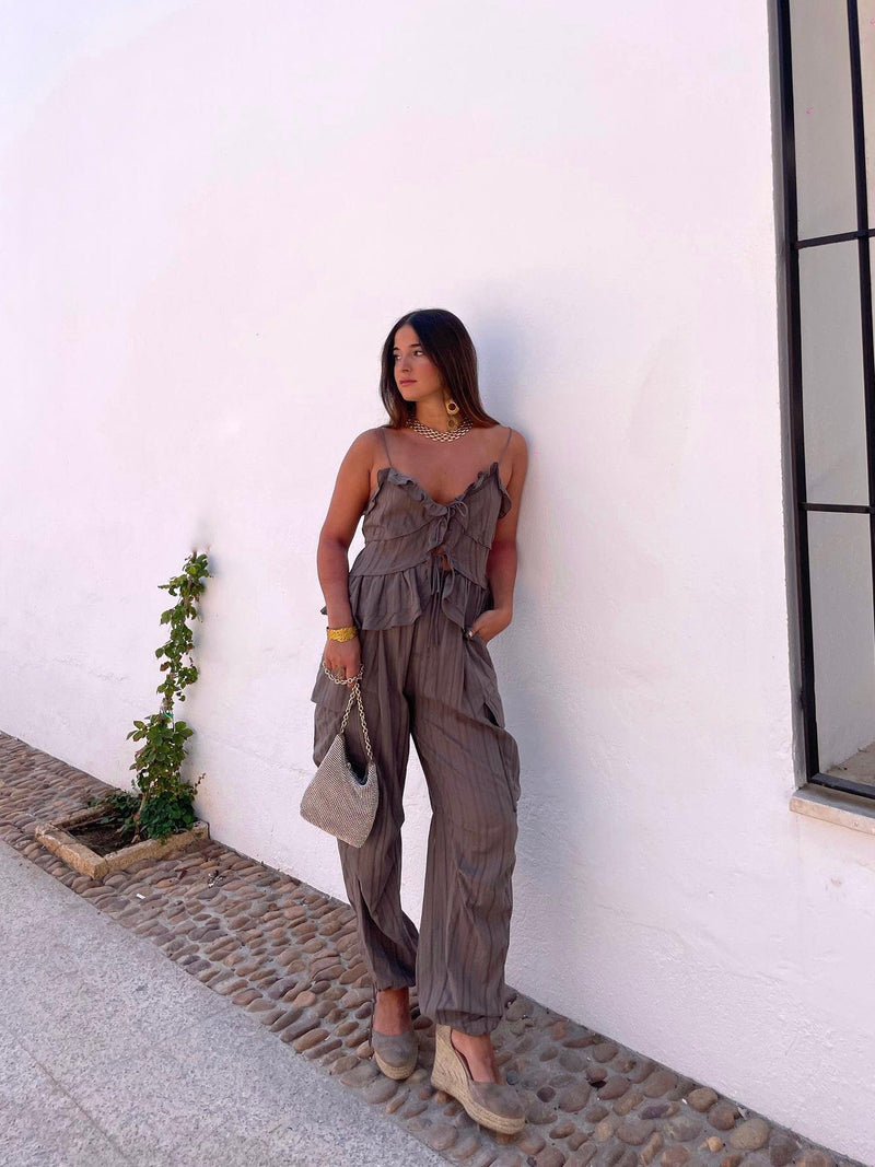 Well Tailored Pants with a Graceful Silhouette