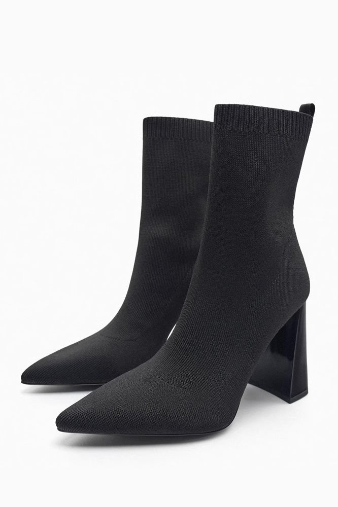 Effortlessly Elegant Boots with a Timeless Design