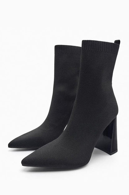 Effortlessly Elegant Boots with a Timeless Design