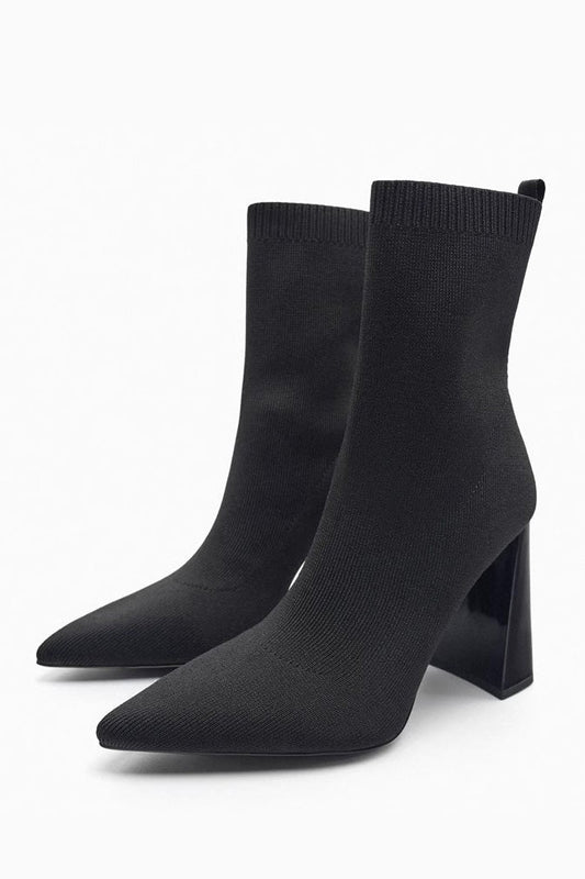 Effortlessly Elegant Boots with a Timeless Design