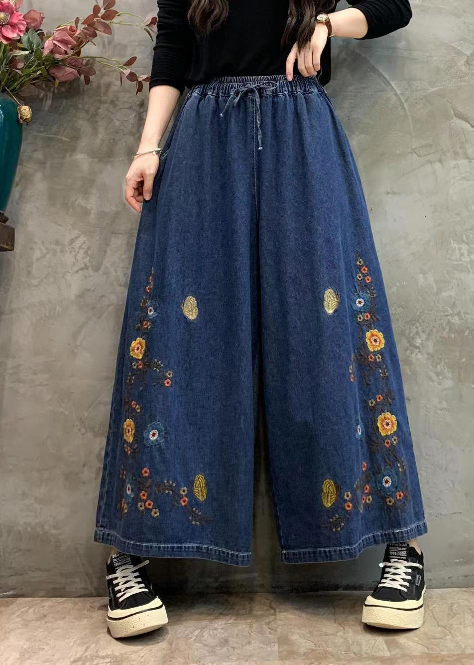 Effortlessly Elegant Pants with a Timeless Design