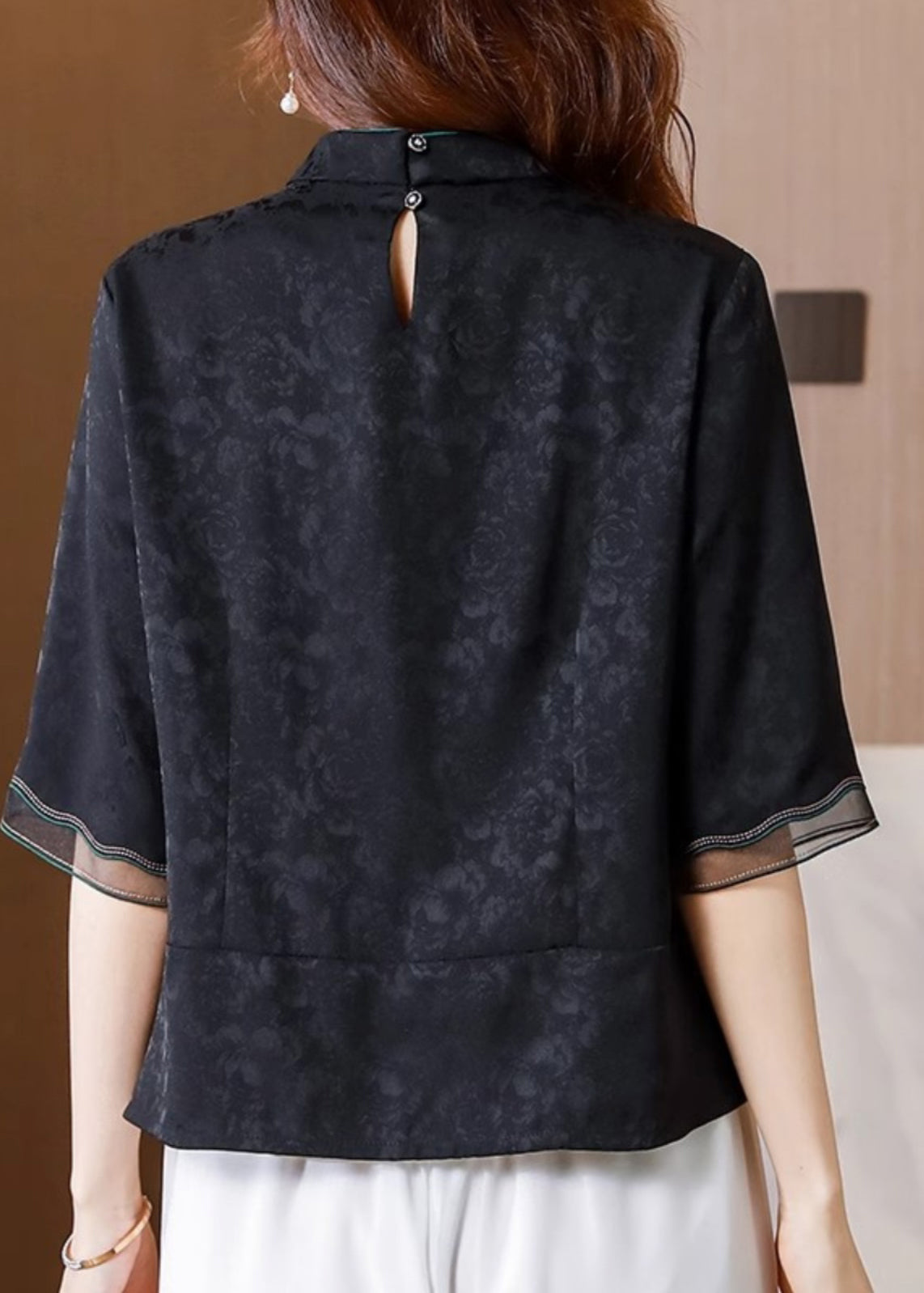 Well Tailored Blouse with a Graceful Silhouette