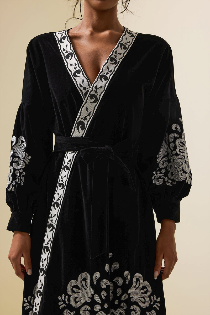 Beautifully Finished Dress in a Timeless Design