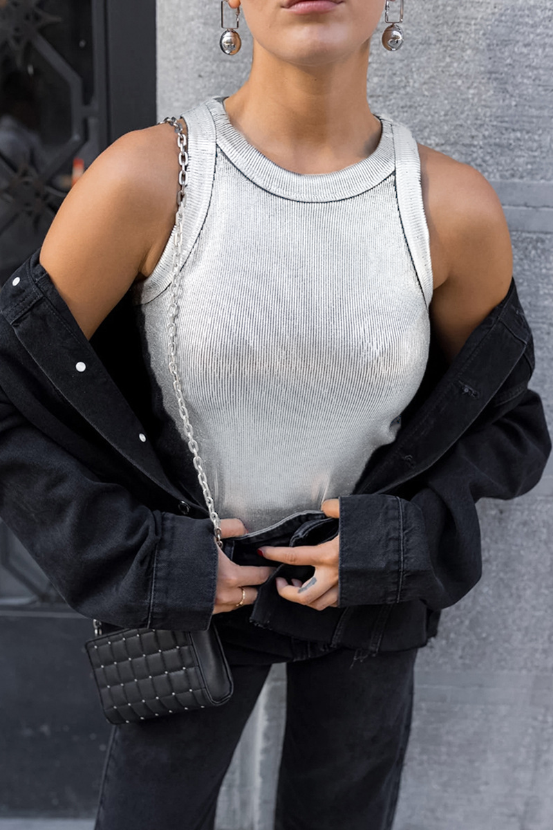 Well Tailored Top with a Graceful Silhouette