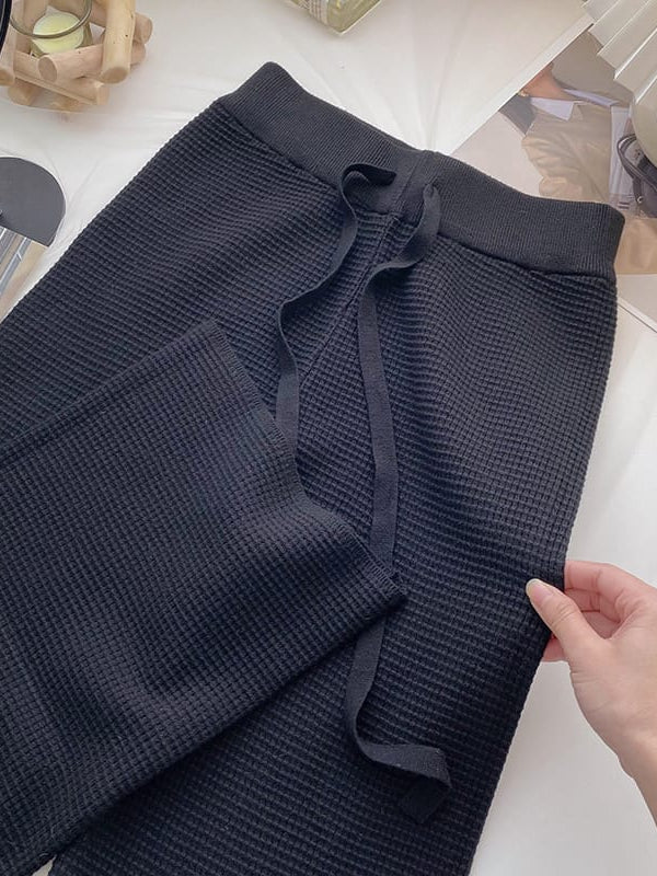 Effortlessly Elegant Pants with a Timeless Design