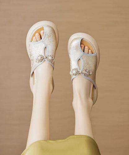 Well Tailored Sandals with a Graceful Silhouette
