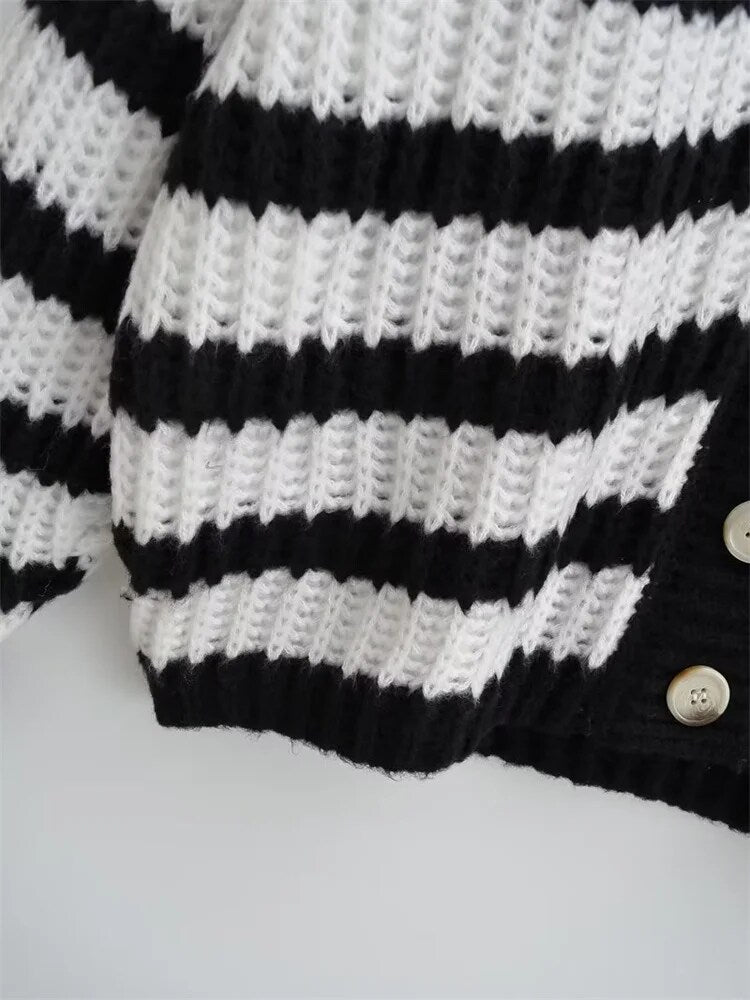 Well Tailored Cardigan with a Graceful Silhouette