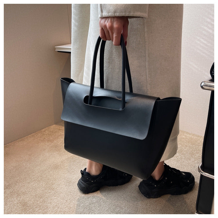 Well Tailored Bag with a Graceful Silhouette