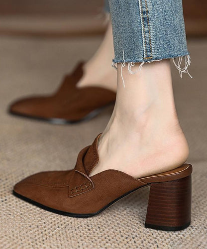 Well Tailored Sandals with a Graceful Silhouette