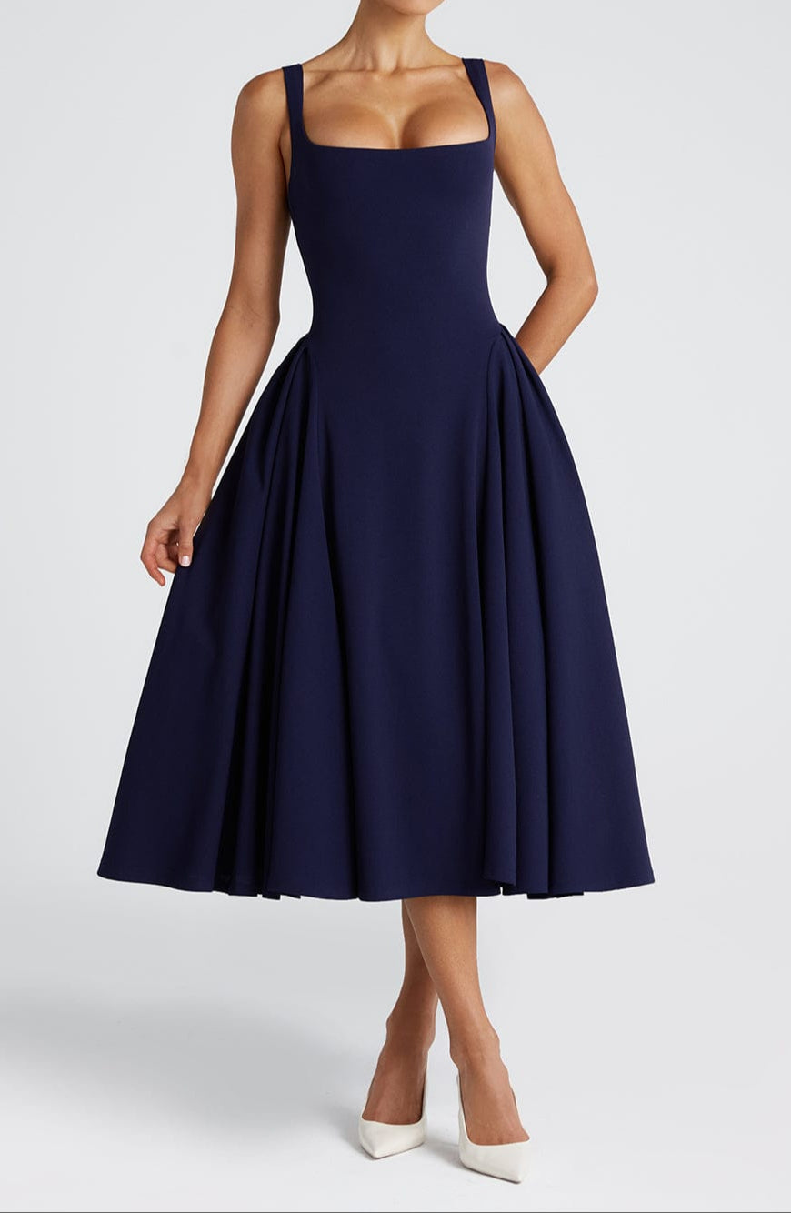 Well Tailored Dress with a Graceful Silhouette